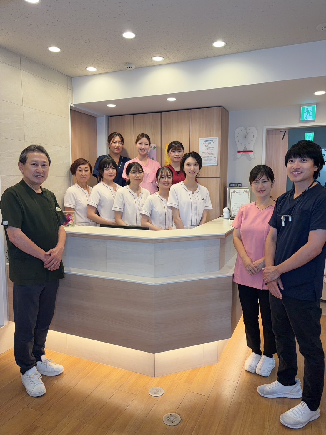 西山歯科医院のスタッフ集合写真