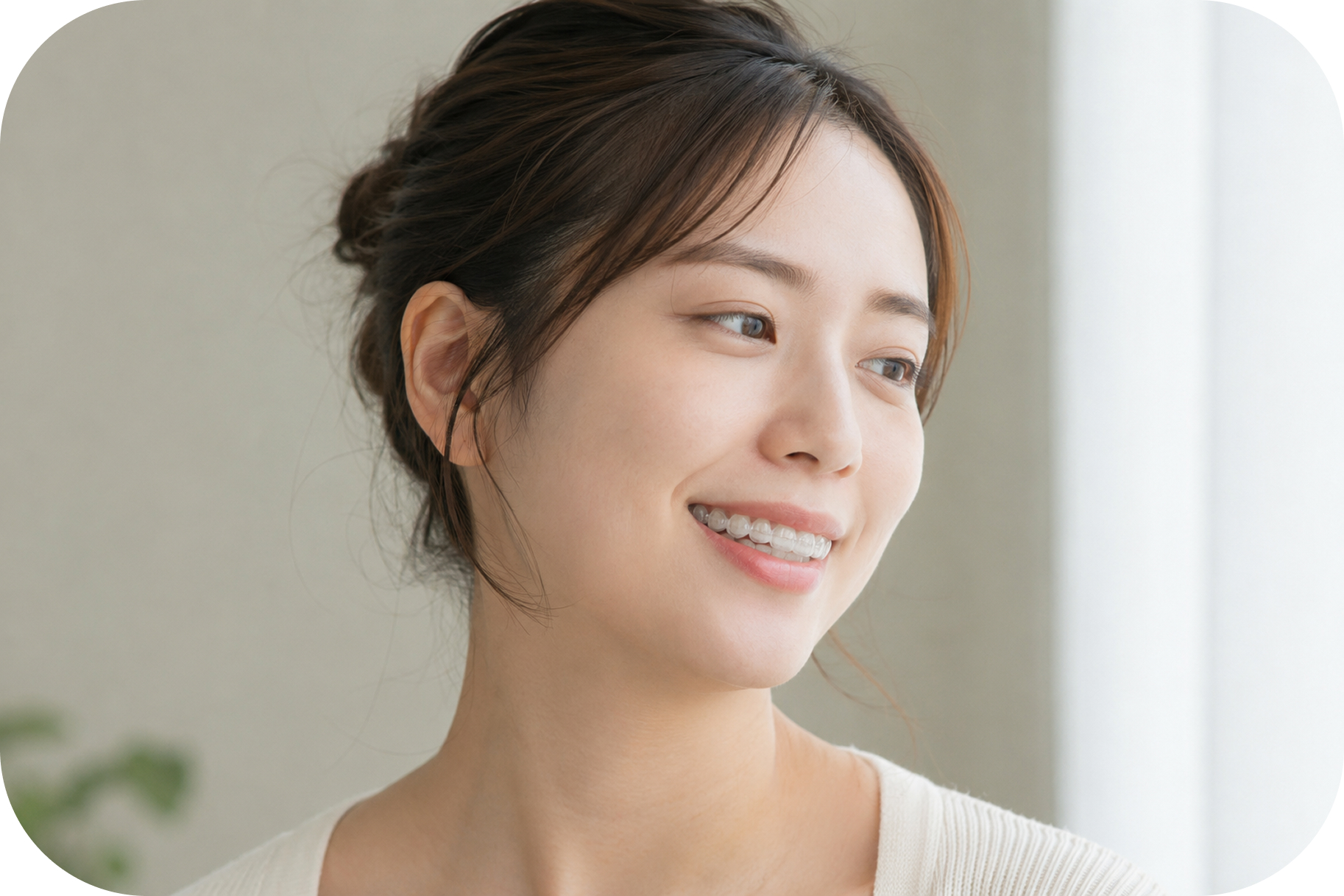 透明なマウスピースを手にした女性